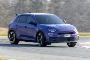 Кроссовер Abarth 600e полностью рассекречен в двух версиях