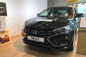 «За что платить такие деньги». Как мы покупали новую Lada Vesta c ESC