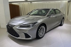 Lexus представил обновленный седан ES. Матричные фары и шайбы в салоне