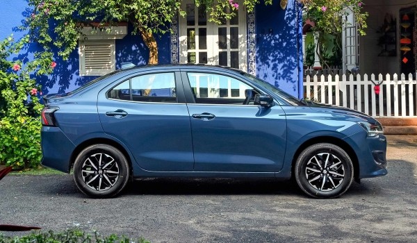 Новый седан Suzuki Dzire еще сильнее отдалился от хэтчбека