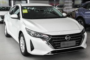 В Россию прибыл новый седан Nissan. Это конкурент Toyota Corolla