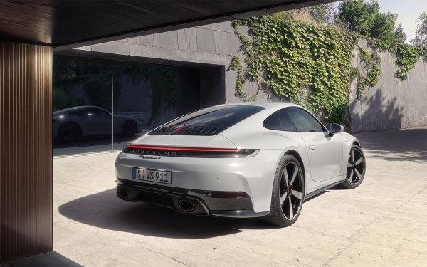 
Porsche представил новый 911 Carrera S. Теперь без «механики»
